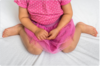 bebe assis jambe tordues